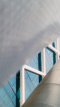 现代建筑立面在城市环境中常采用玻璃和钢铁元素