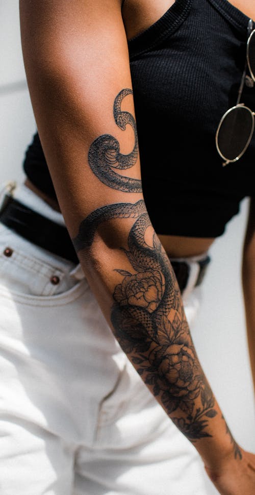 여자의 문신 된 팔의 클로즈업 사진