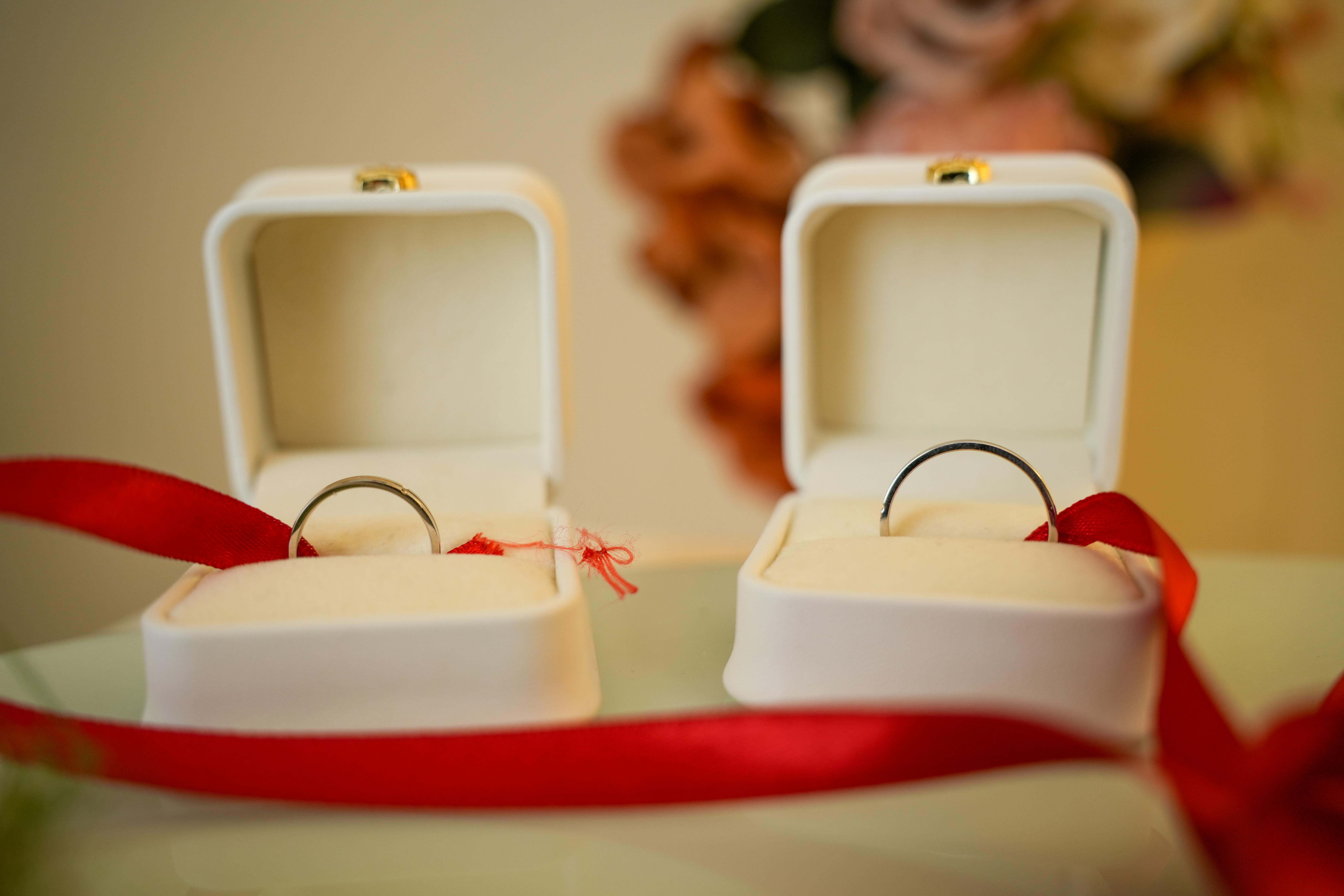 https://www.pexels.com/photo/elegant-wedding-rings-in-velvet-boxes-32147287/