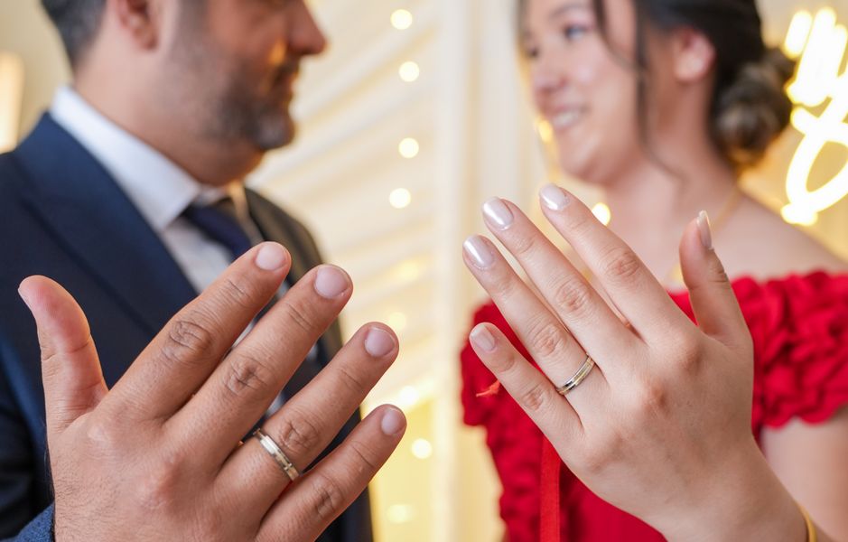 Online dating: starting a conversation on a niche platform