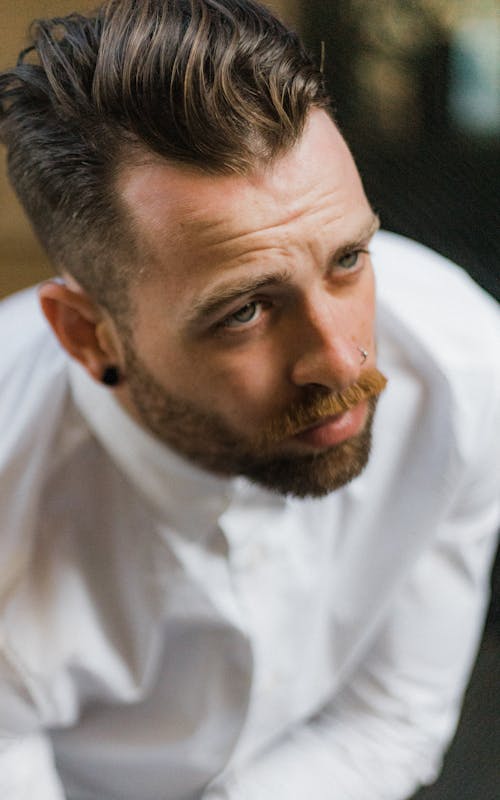 Close Up De Un Hombre Vestido Con Camisa De Vestir Blanca