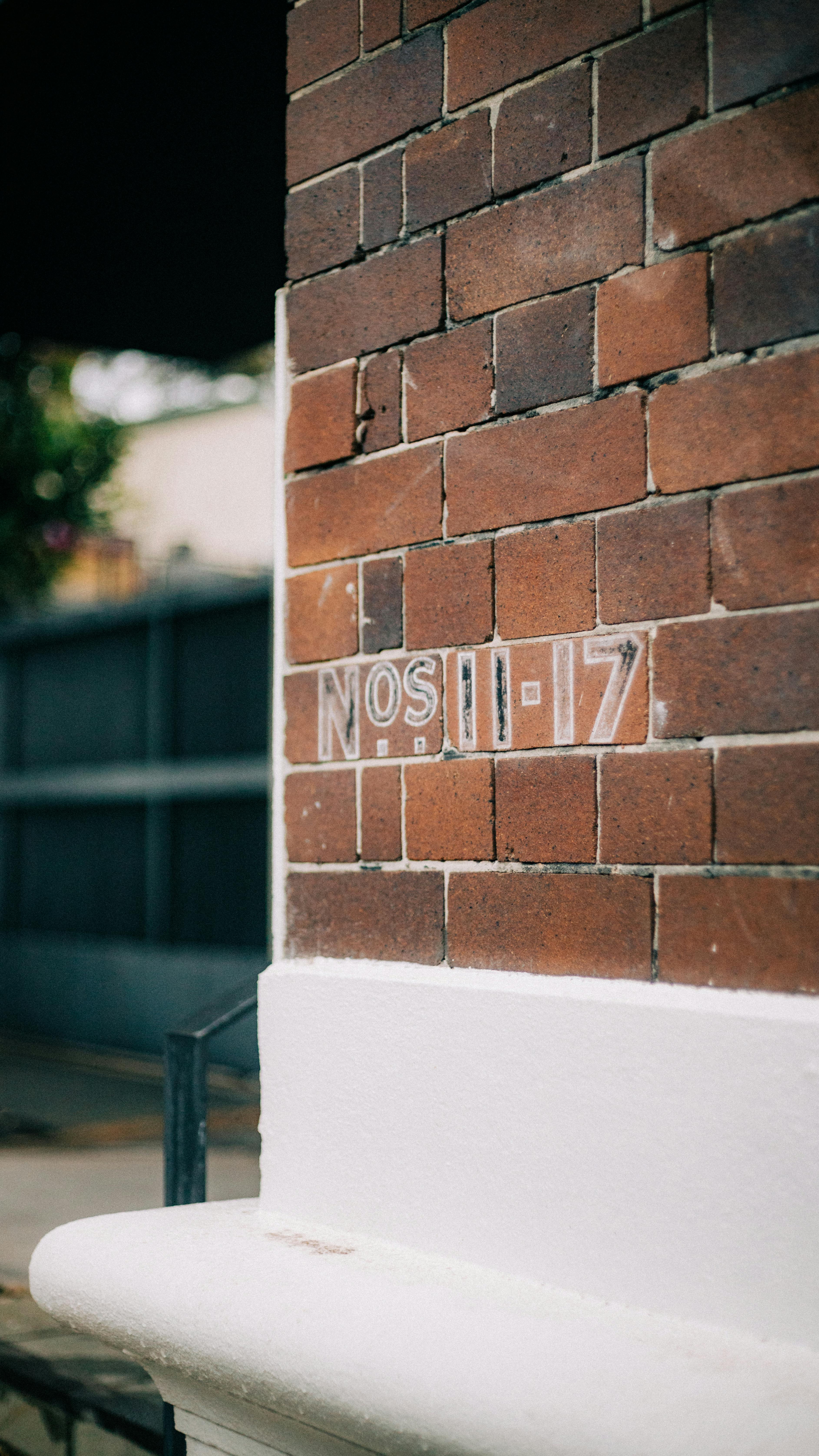 特写镜头捕捉了红色砖墙上复古风格的数字，展现了建筑细节