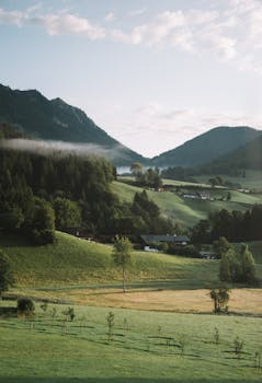 奥地利乡村的景色如田园诗一般，薄雾缭绕，山丘起伏，田园风光尽收眼底