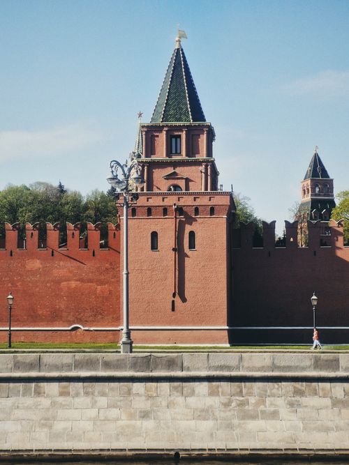 Free View of the Kremlin's red brick towers in Moscow under a clear blue sky. Stock Photo