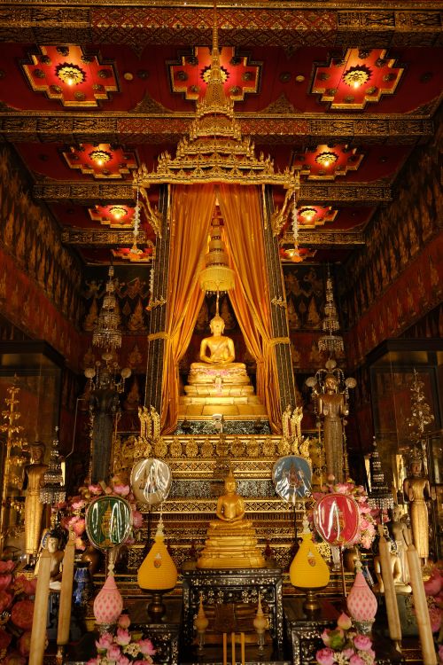 Free Golden Buddha statue in a richly decorated temple with intricate details and vibrant colors. Stock Photo