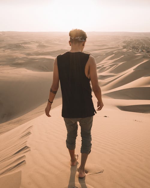 Achteraanzicht Foto Van Man Lopen Op Zand In De Woestijn