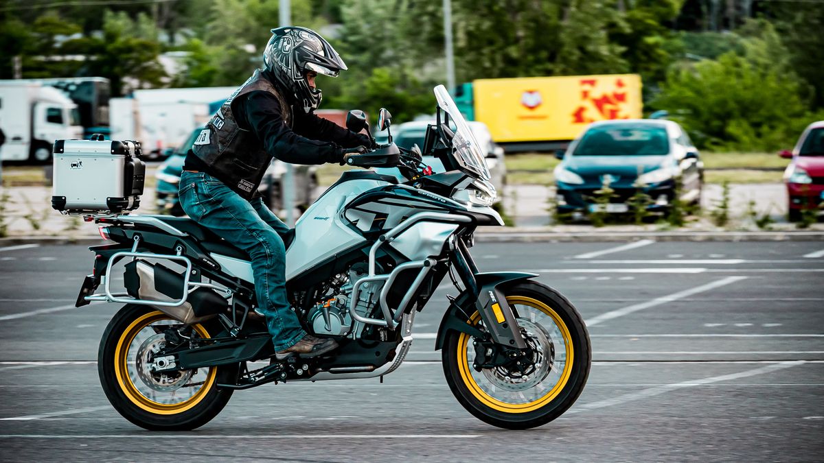 Accessoires indispensables pour les longs trajets en moto en 2026 - illustration