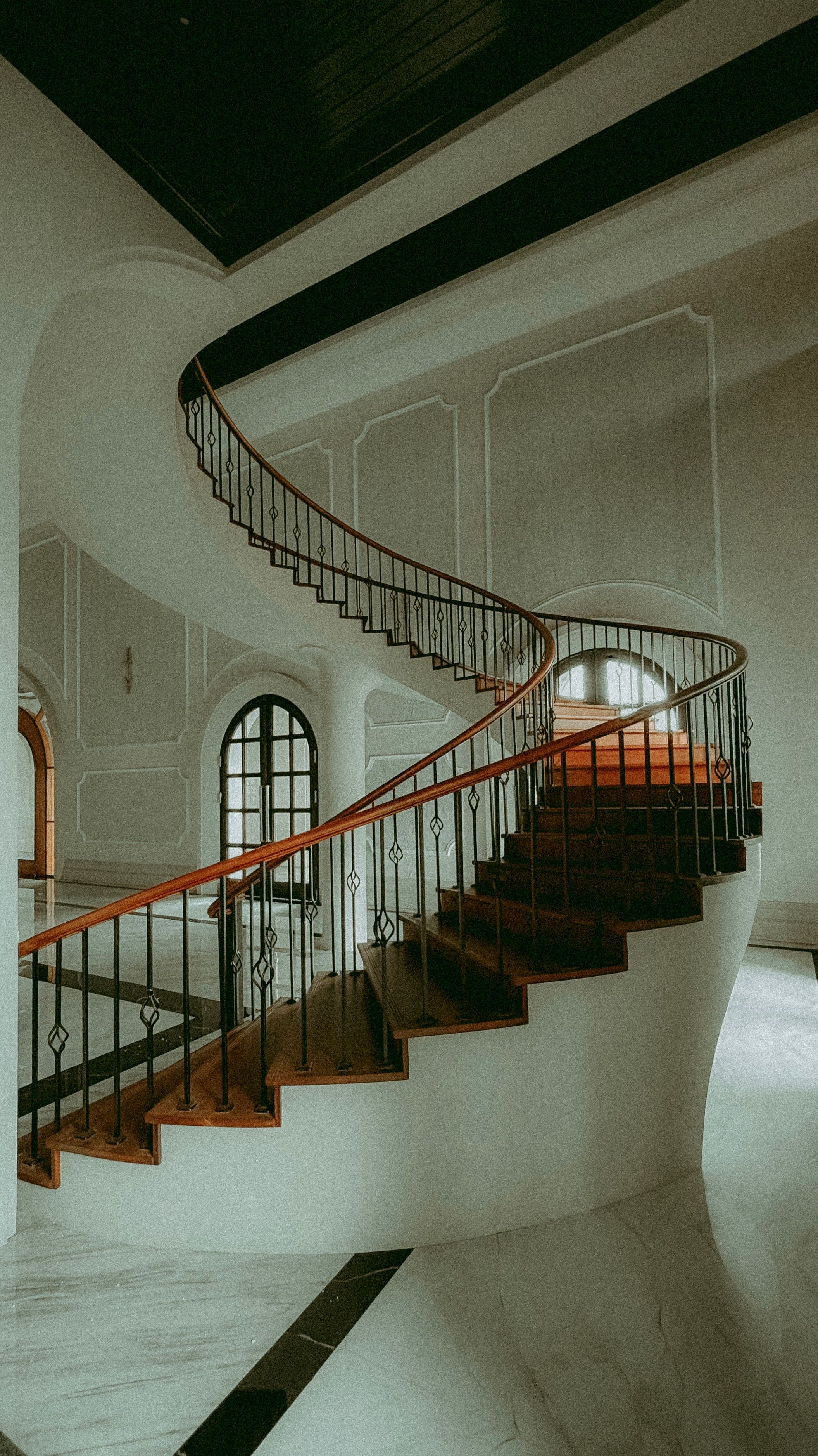 Elegante Escalera De Caracol Con Diseño Clásico · Foto de stock gratuita