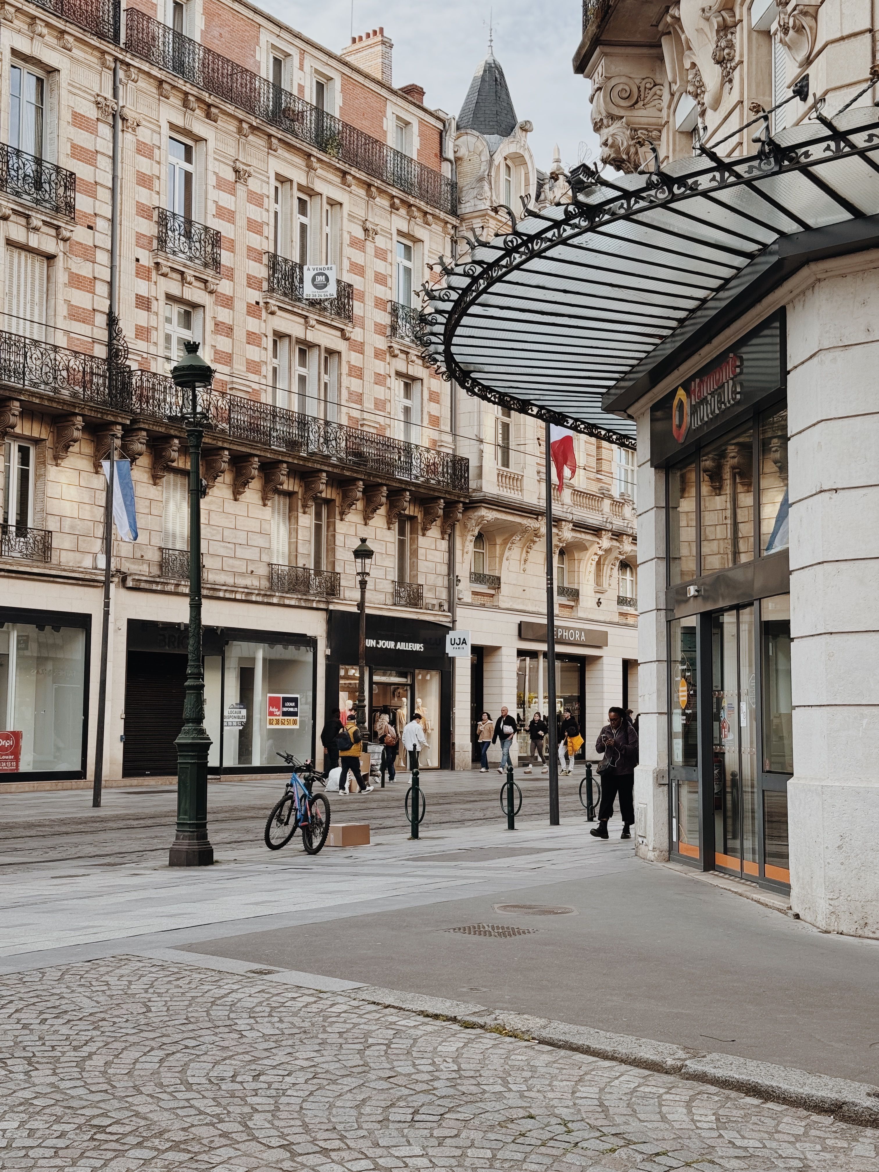 Charming European Street with Historic Architecture · Free Stock Photo