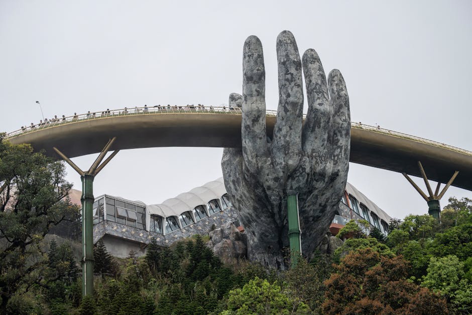 Como a Criatividade Pode Transformar sua Maternidade Diária 2 Stunning view of the famous Golden Bridge at Đà Nẵng, an iconic tourist attraction in Vietnam.