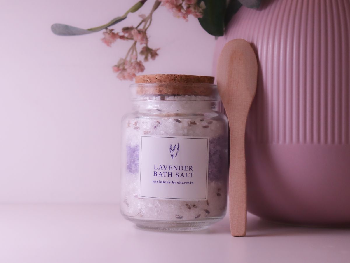 Lavendel-Badesalz in einem Glas mit Holzlöffel