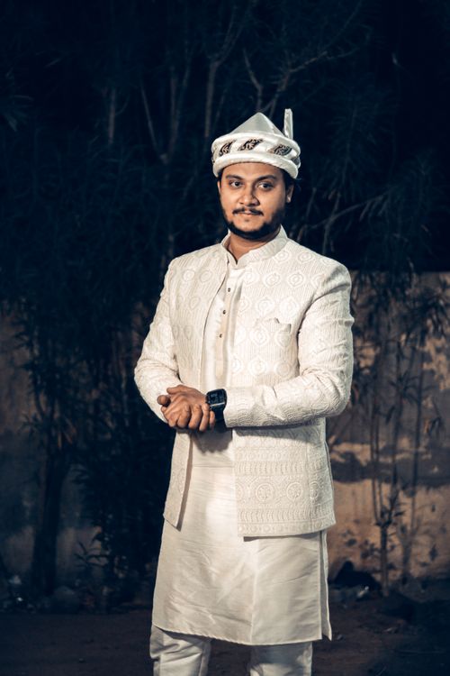 Free Portrait of a groom in classic Indian wedding attire, capturing elegance and style outdoors. Stock Photo