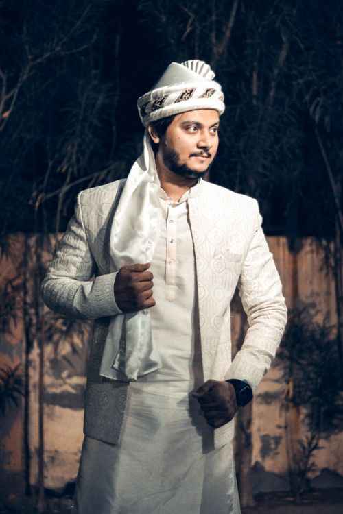 Free A groom in traditional Indian attire during an elegant wedding photoshoot in Ahmedabad, India. Stock Photo