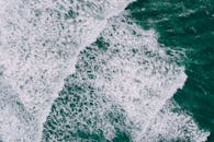 空中拍摄的海浪令人惊叹，创造出错综复杂的泡沫图案