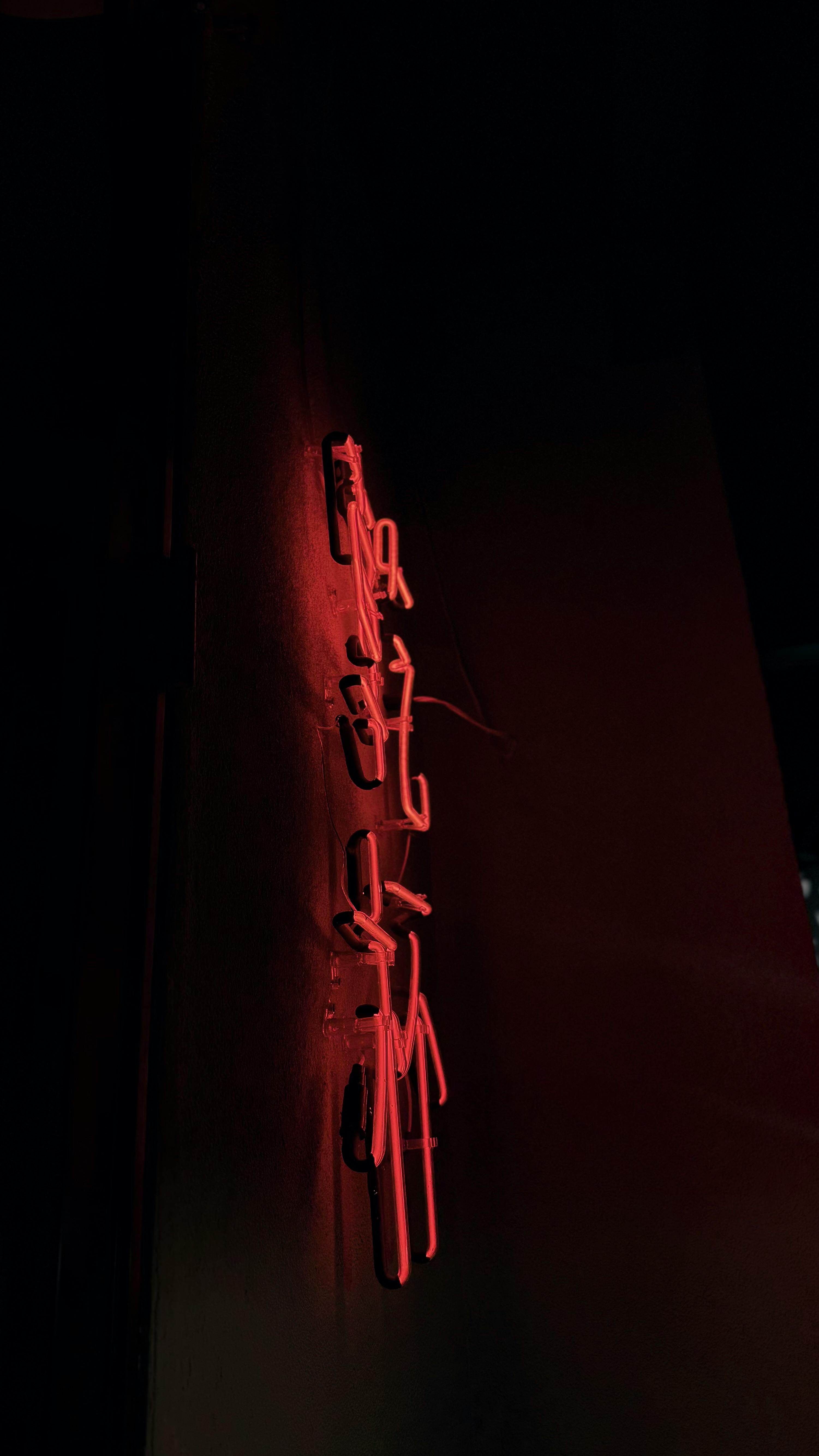 Gratis Tanda neon merah terang bersinar di dinding gelap pada malam hari di Rio de Janeiro. Foto Stok