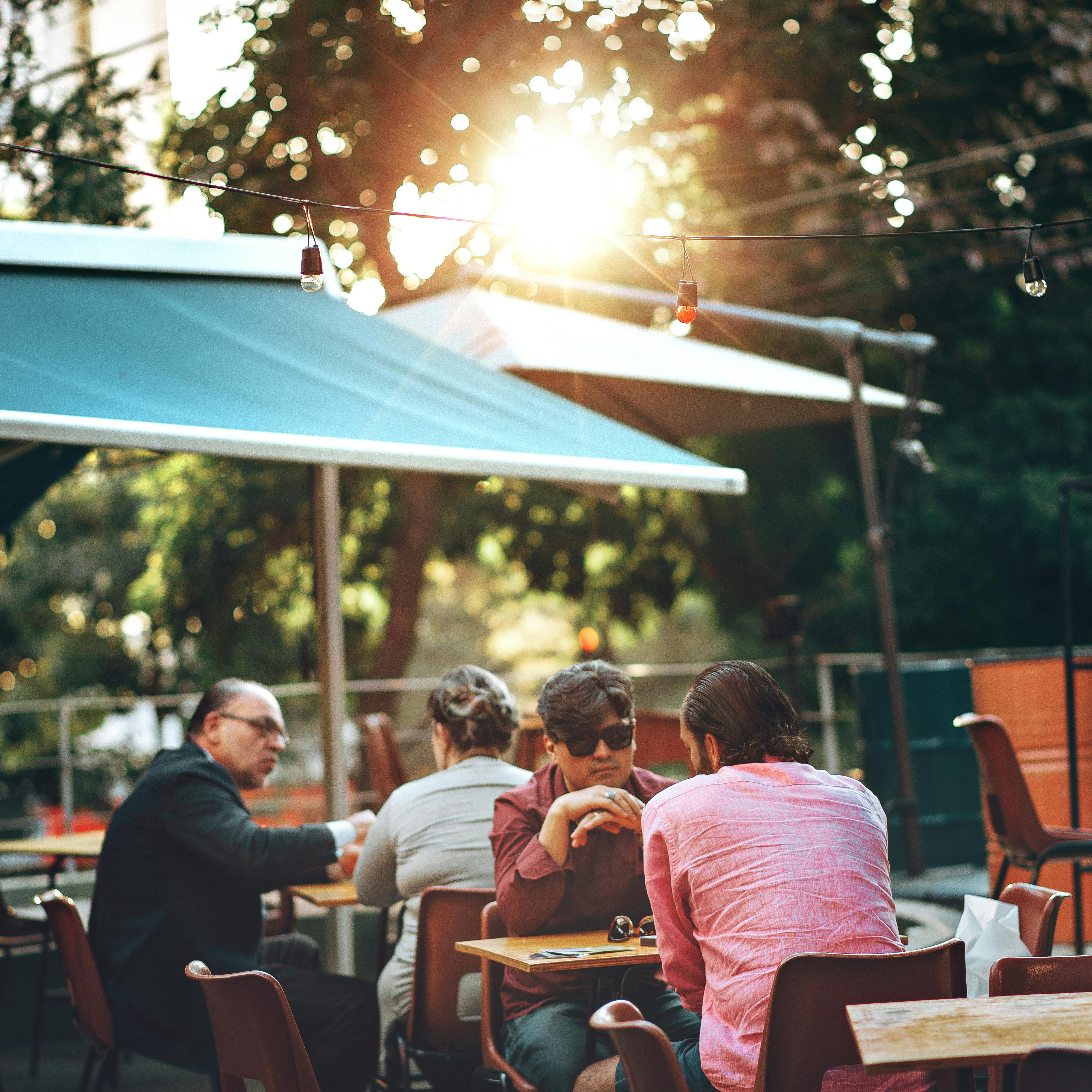 在巴西贝洛奥里藏特的咖啡馆，人们在户外休闲用餐，享受悠闲时光