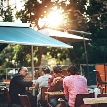 在巴西贝洛奥里藏特的咖啡馆，人们在户外休闲用餐，享受悠闲时光