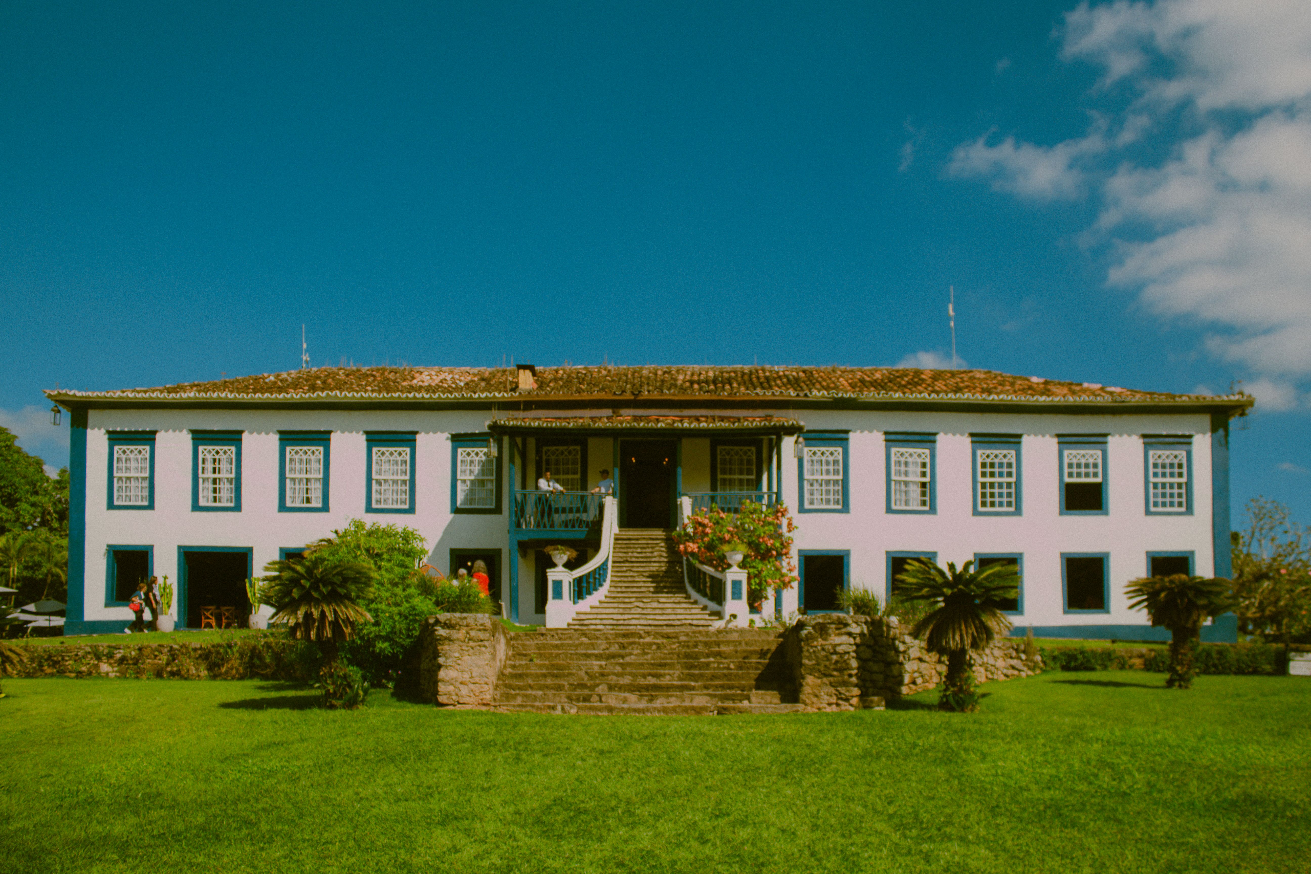 Mansión Colonial Histórica Con Escalera De Piedra · Foto de stock gratuita