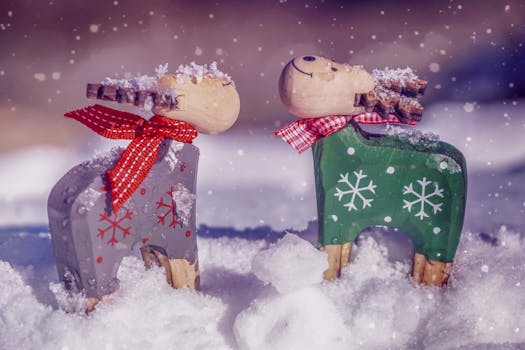 白雪皑皑的冬日里，迷人的木制驯鹿雕像非常适合用作圣诞节装饰