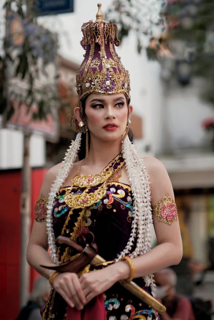 57. Kebaya: Pakaian Adat Wanita Jawa yang Anggun 57. Kebaya: Pakaian Adat Wanita Jawa yang Anggun