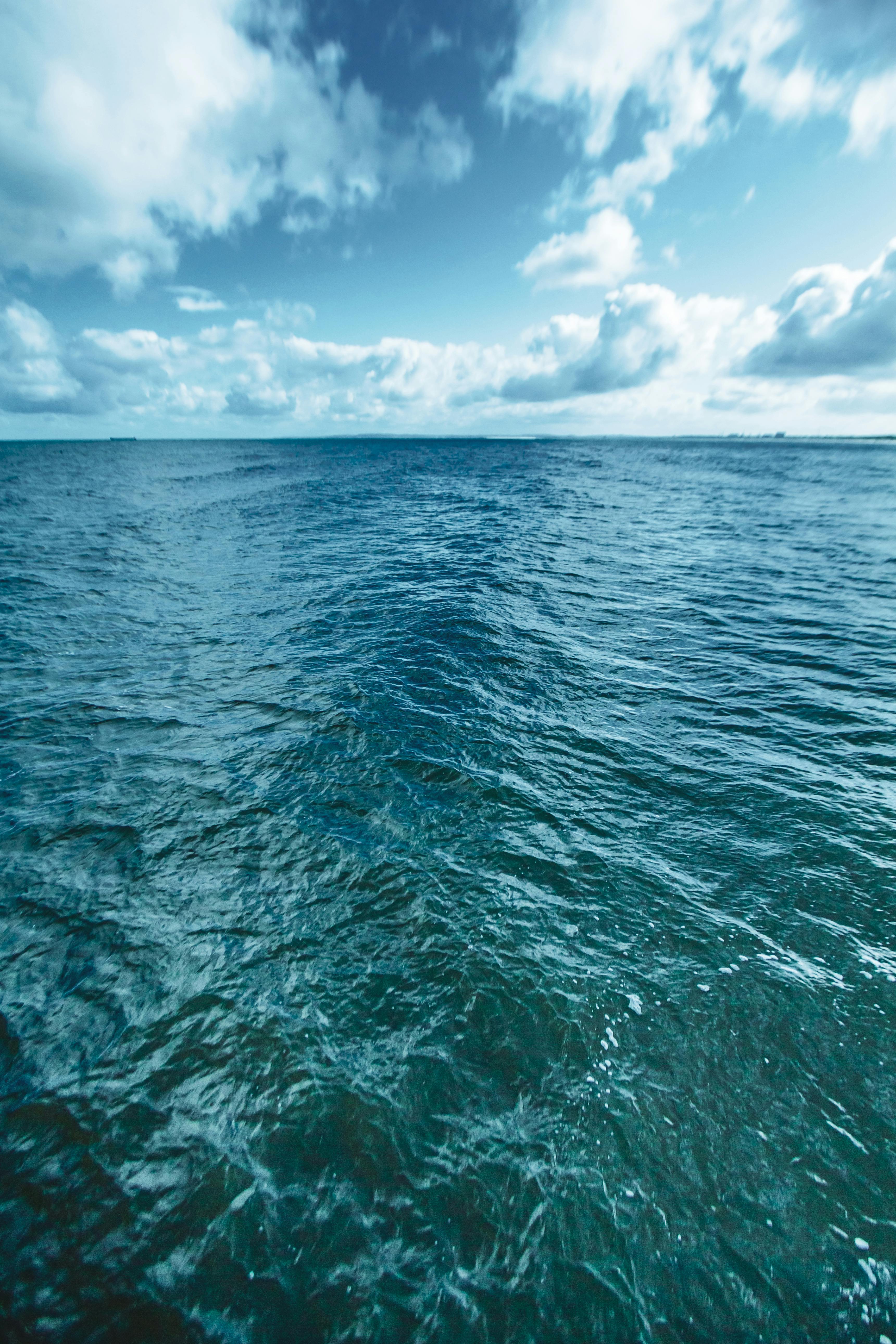 在多云的天空下，蔚蓝的波罗的海呈现出一片宁静的景色，捕捉到了大自然的美丽