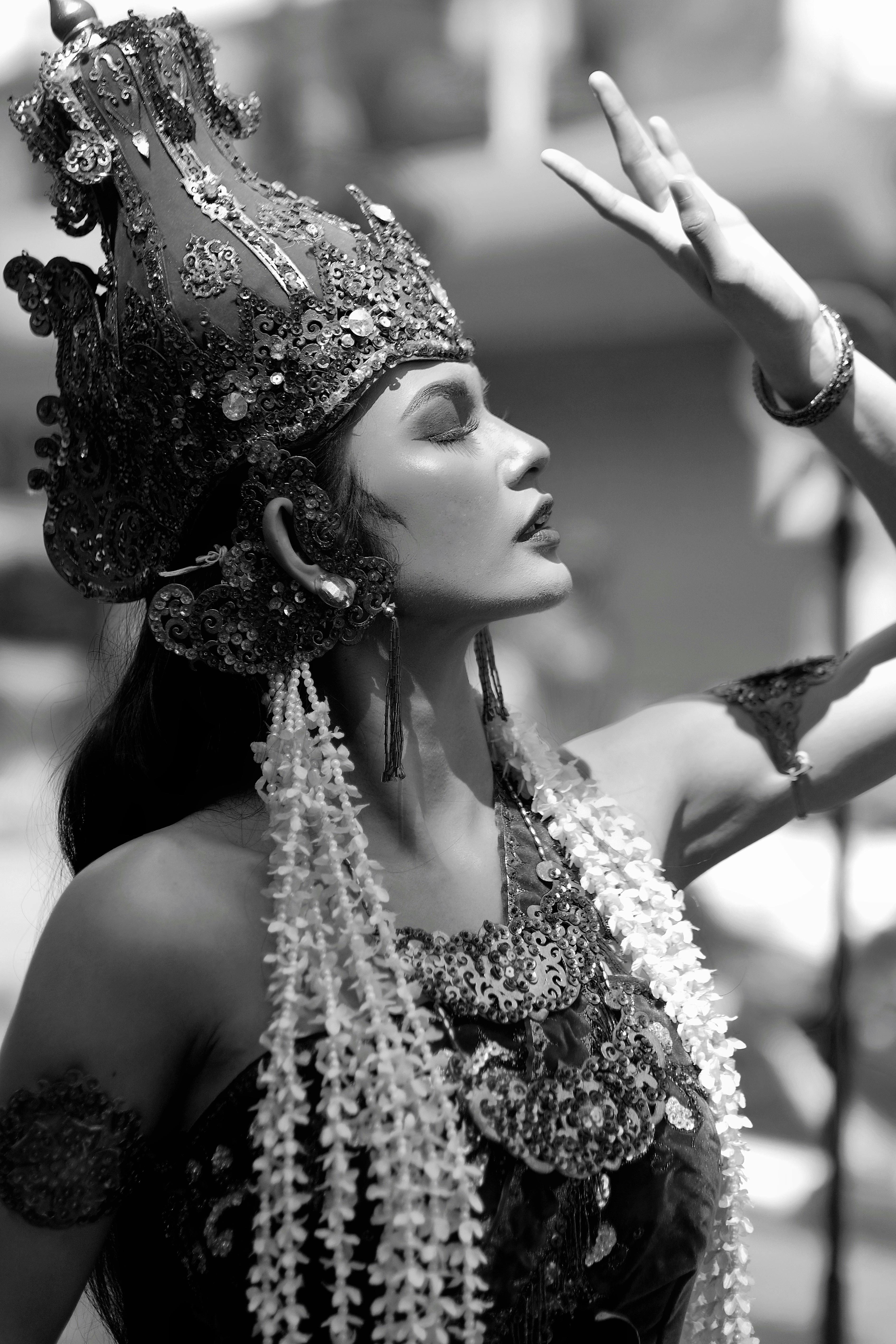 Graceful Sundanese dancer in traditional attire, showcasing culture and elegance in West Java.