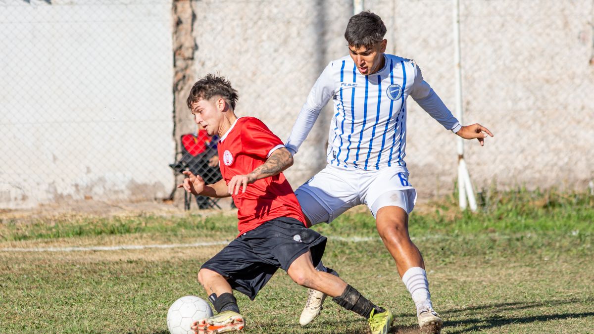 Futbol maçında mücadele eden oyuncular — Emin Bayram transferini simgeleyen temsilî görsel