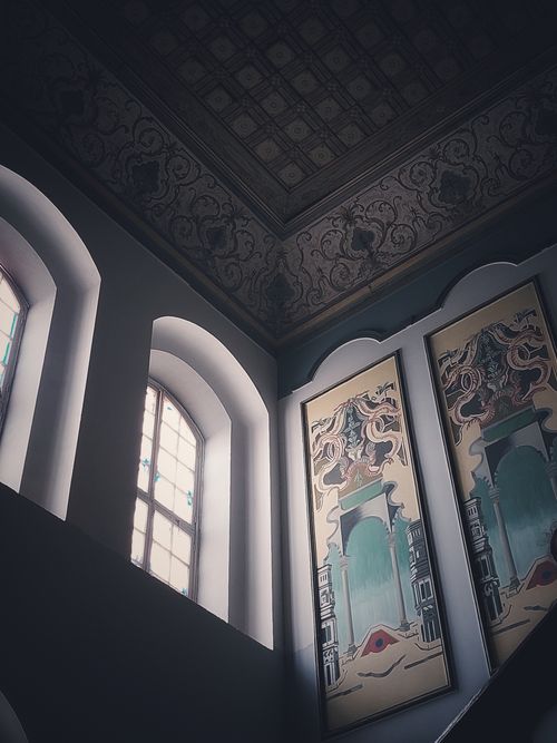 Free Elegant architectural interior featuring arched windows and detailed murals, highlighting intricate ceiling patterns. Stock Photo