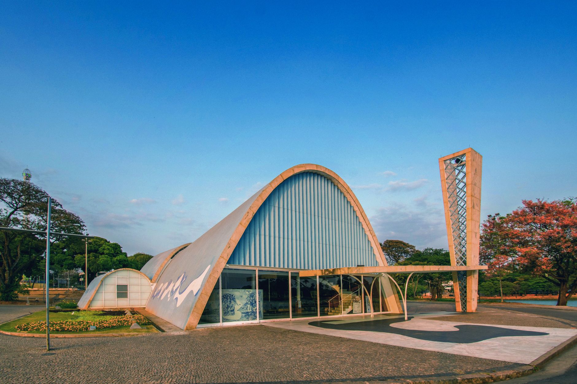 A curved Niemeyer modernist dome in São Paulo