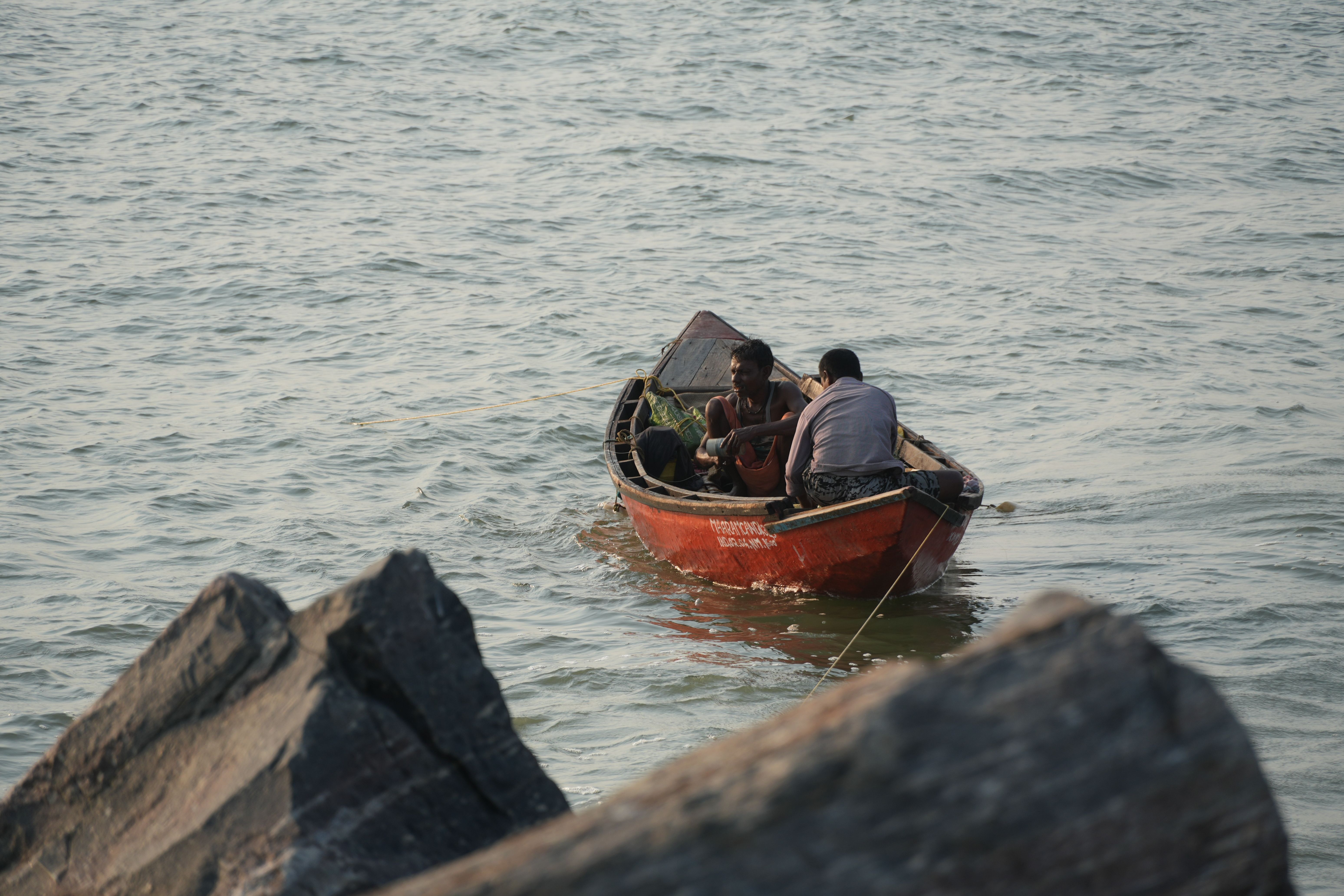 Barco de pesca navegando no mar