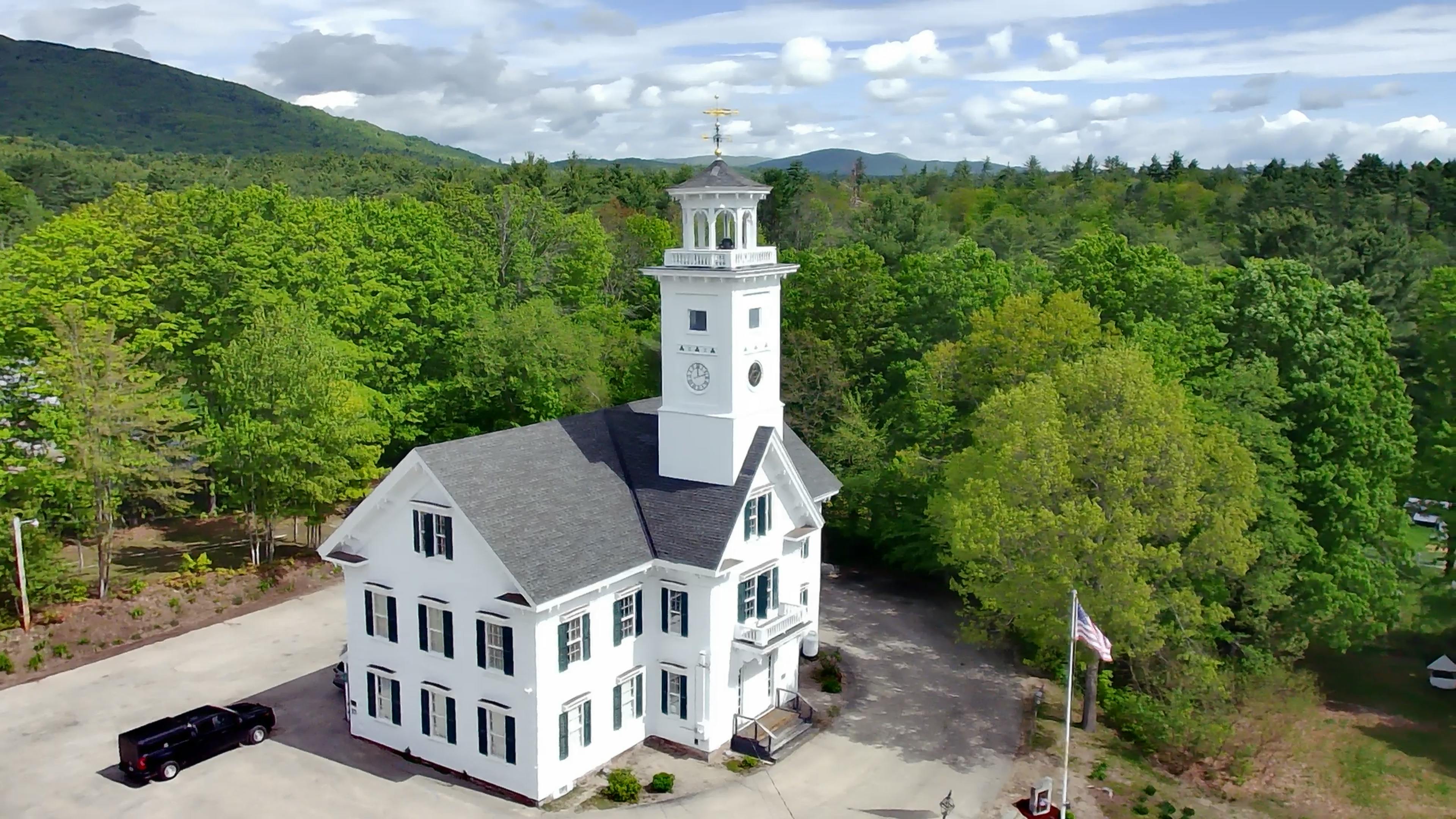 TowneBank (TOWN) Valuation Check After One Time Special Dividend From Resort Property Management Sale — Photo by Jeremy Hardi