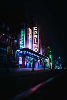 赌场外观光线充足，配有发光的霓虹灯标志，在夜间呈现出鲜艳的色彩