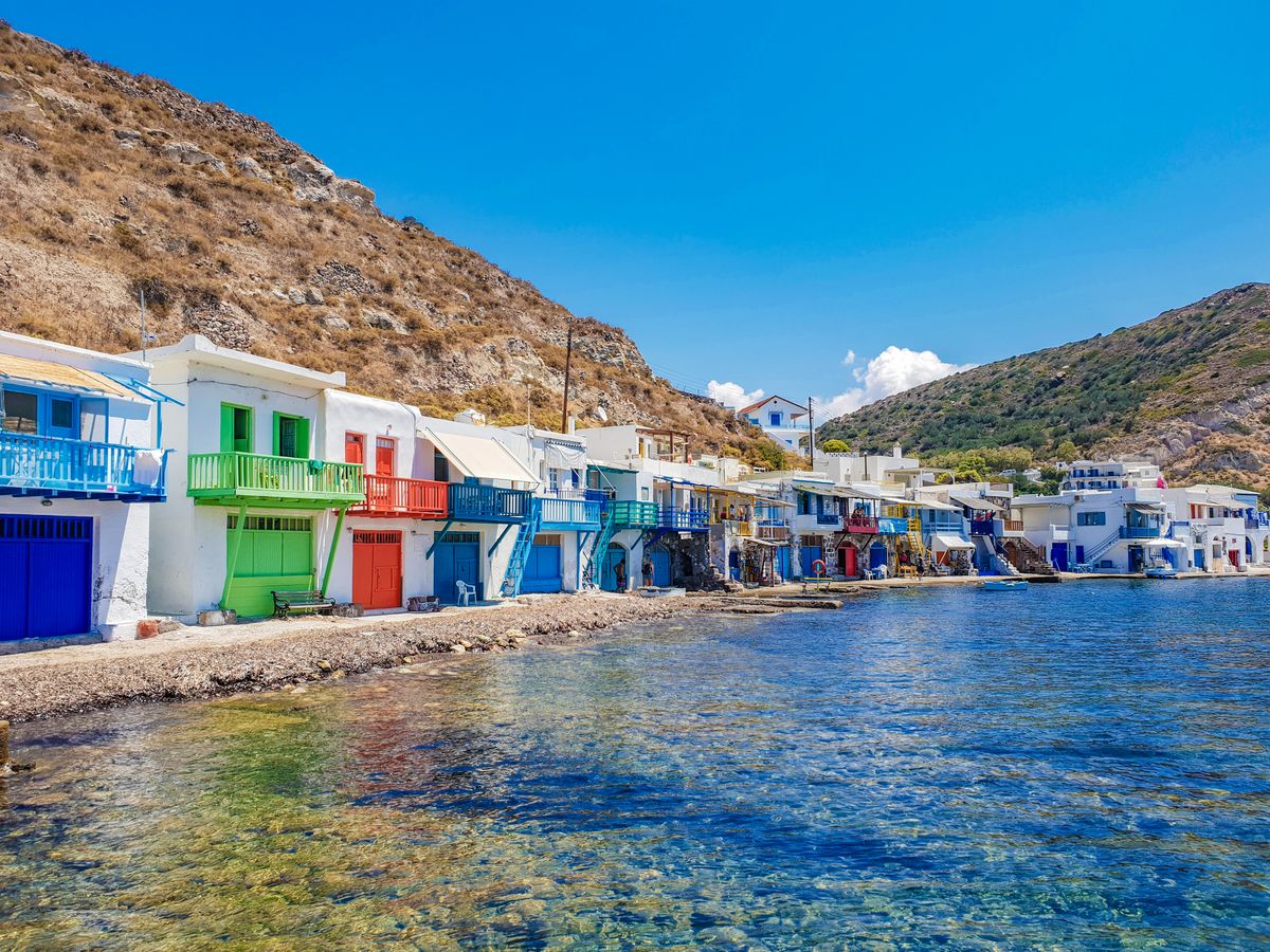 Casele colorate ale pescarilor de la Mandrakia, pe insula Milos, construite direct la nivelul apei
