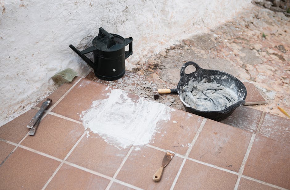 Detailansicht einer Glättekelle beim Strukturieren von Kalkputz auf einer Wand