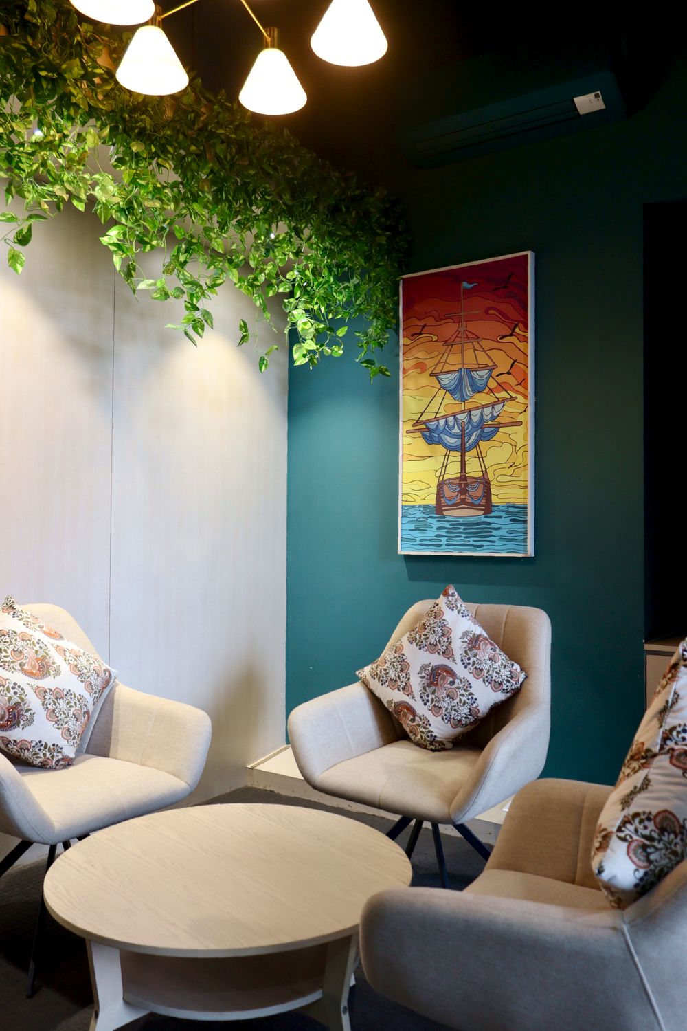 Cozy Lounge Interior with Modern Decor · Free Stock Photo