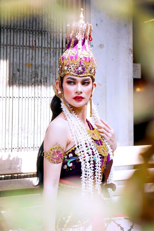 Free A woman in traditional Indonesian dance costume poses gracefully against an outdoor backdrop. Stock Photo