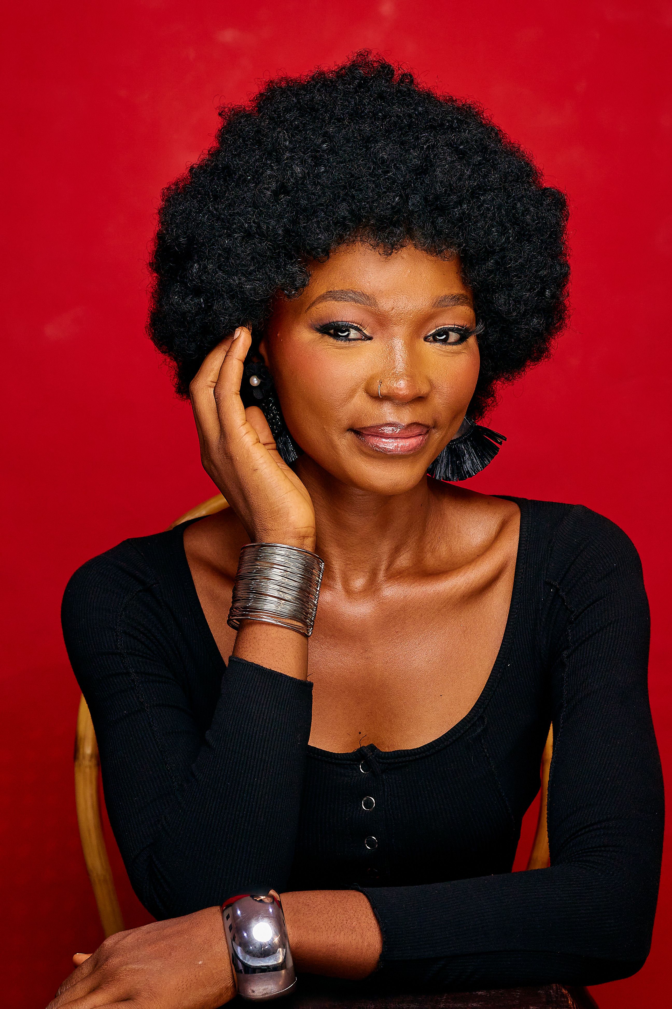 Elegante Retrato De Mujer De Negro Con Cabello Afro · Foto de stock ...