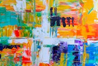 画布上，五颜六色的抽象表现主义绘画以大胆的笔触和丰富的色彩，展现出充满活力的丙烯酸纹理