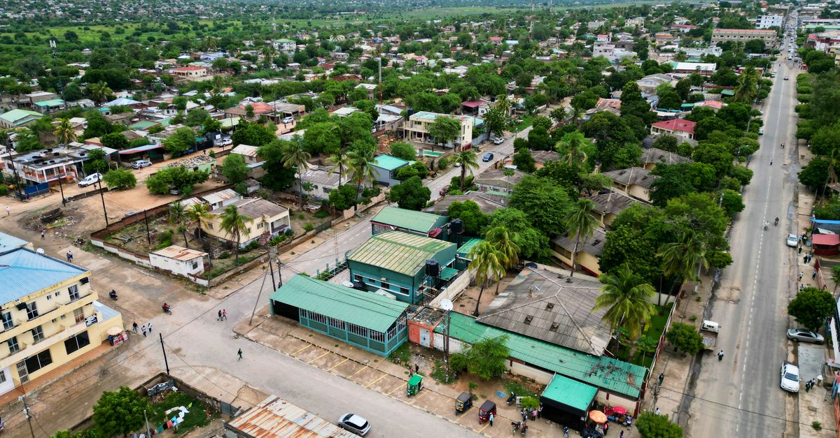 Una vibrante vista aérea de una ciudad de África con exuberante vegetación y estructuras urbanas. Una vibrante vista aérea de una ciudad de África con exuberante vegetación y estructuras urbanas.
