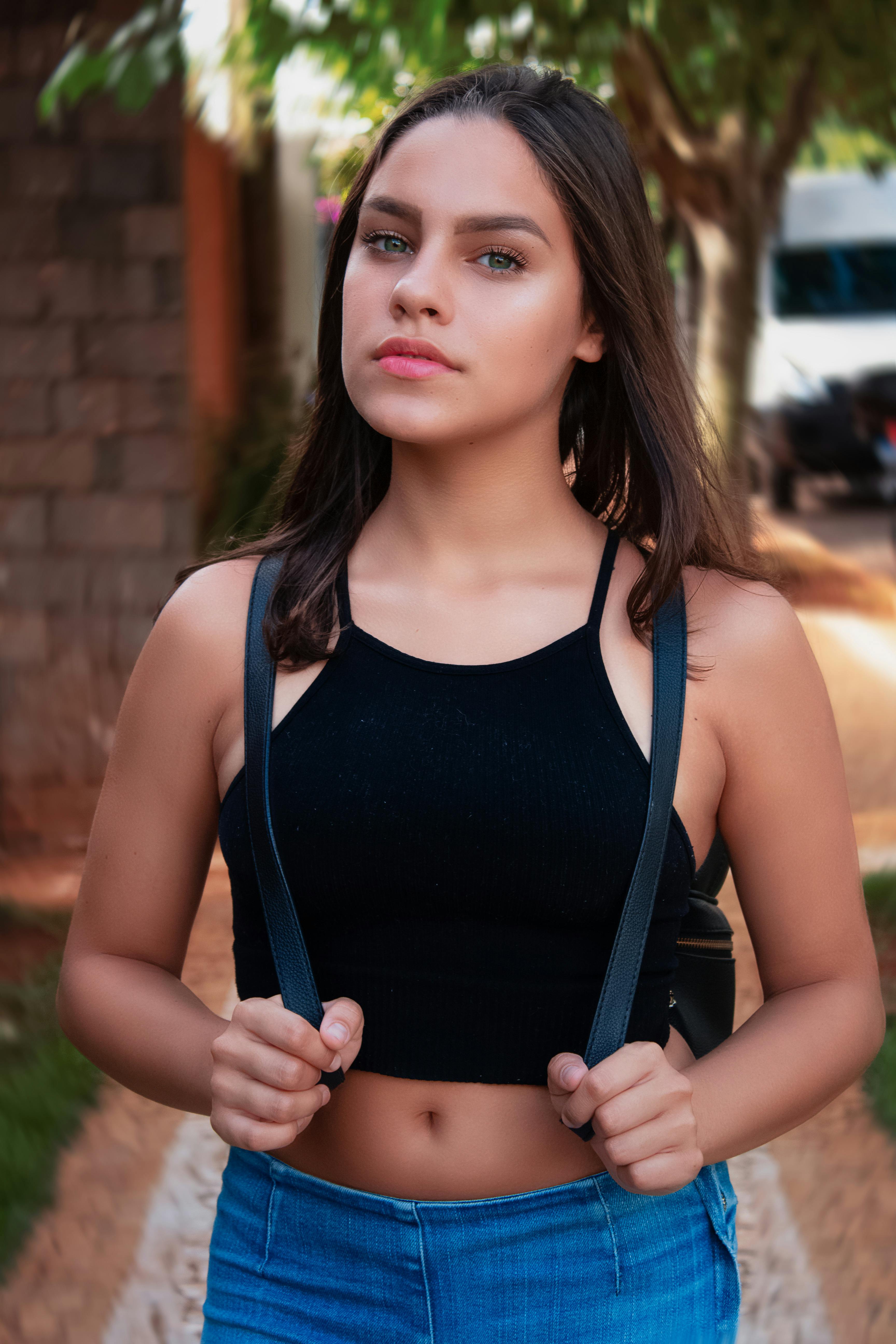 Situation nødvendighed Klappe Woman Wearing Black Spaghetti Strap Crop Top · Free Stock Photo