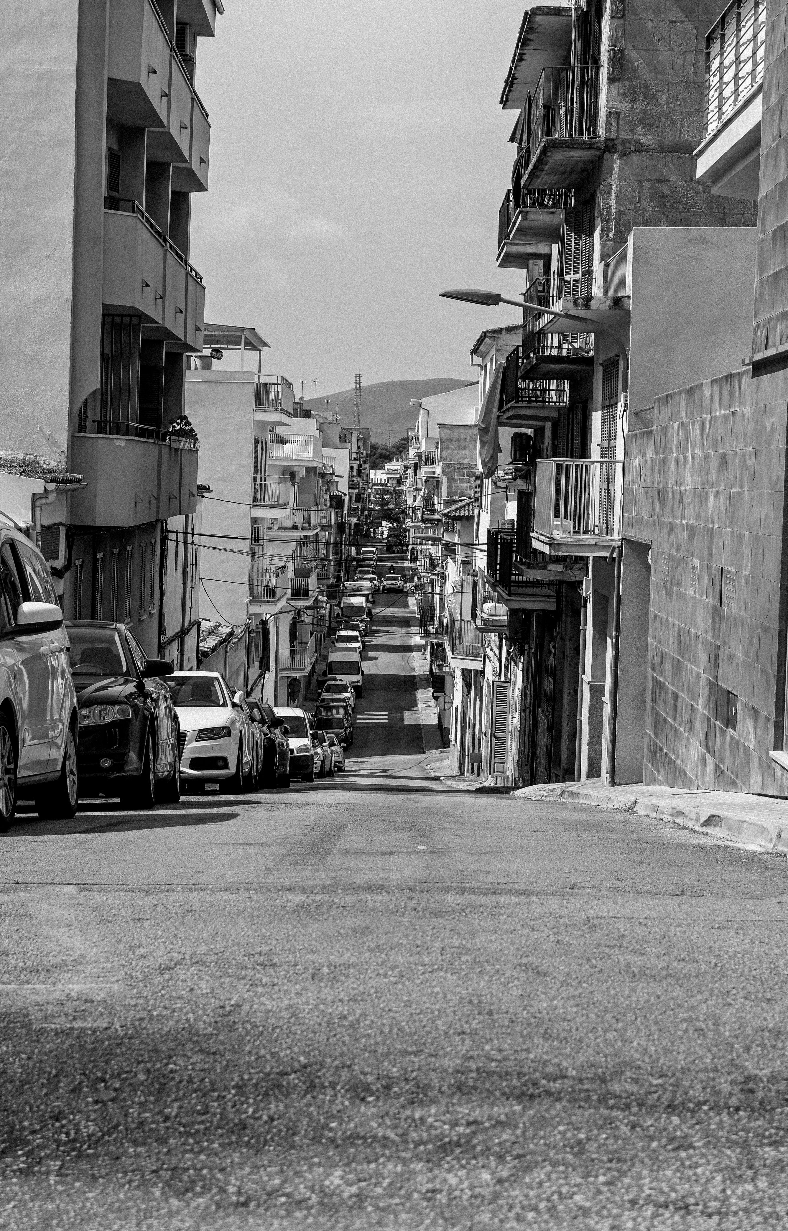 Urban Street Scene with Cars in Black and White · Free Stock Photo