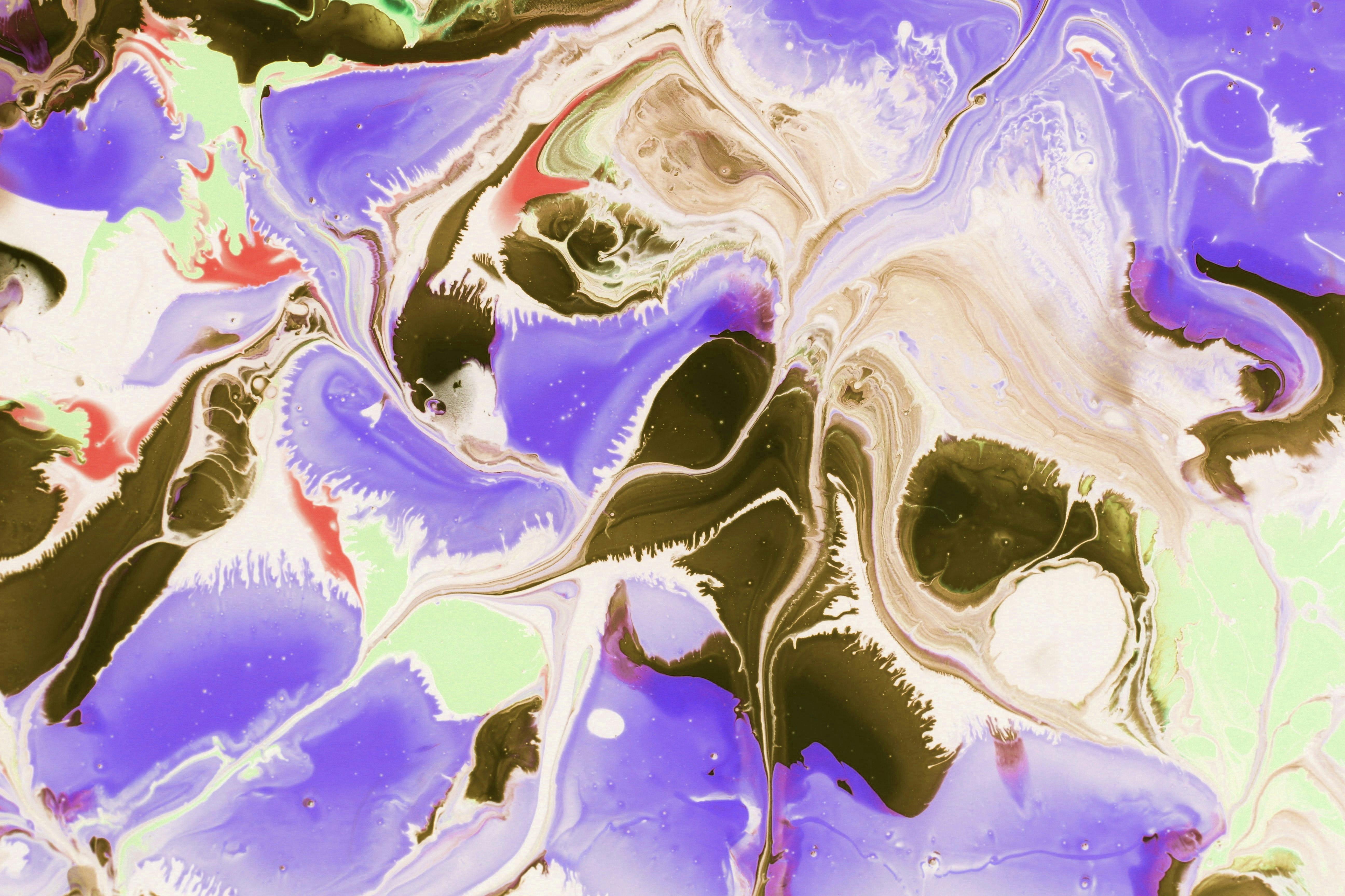 Gratuit Artă fluidă abstractă îndrăzneață, cu vârtejuri vibrante în tonuri de violet, verde și maro. Fotografie de stoc