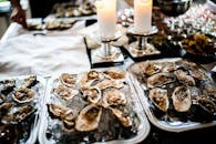 享受奢华海鲜大餐，佐以烛光牡蛎酱