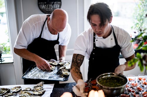 Dos Hombres Preparando Comida