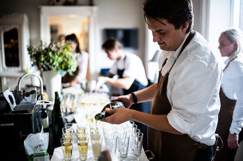 Homem Servindo Vinho Em Copos