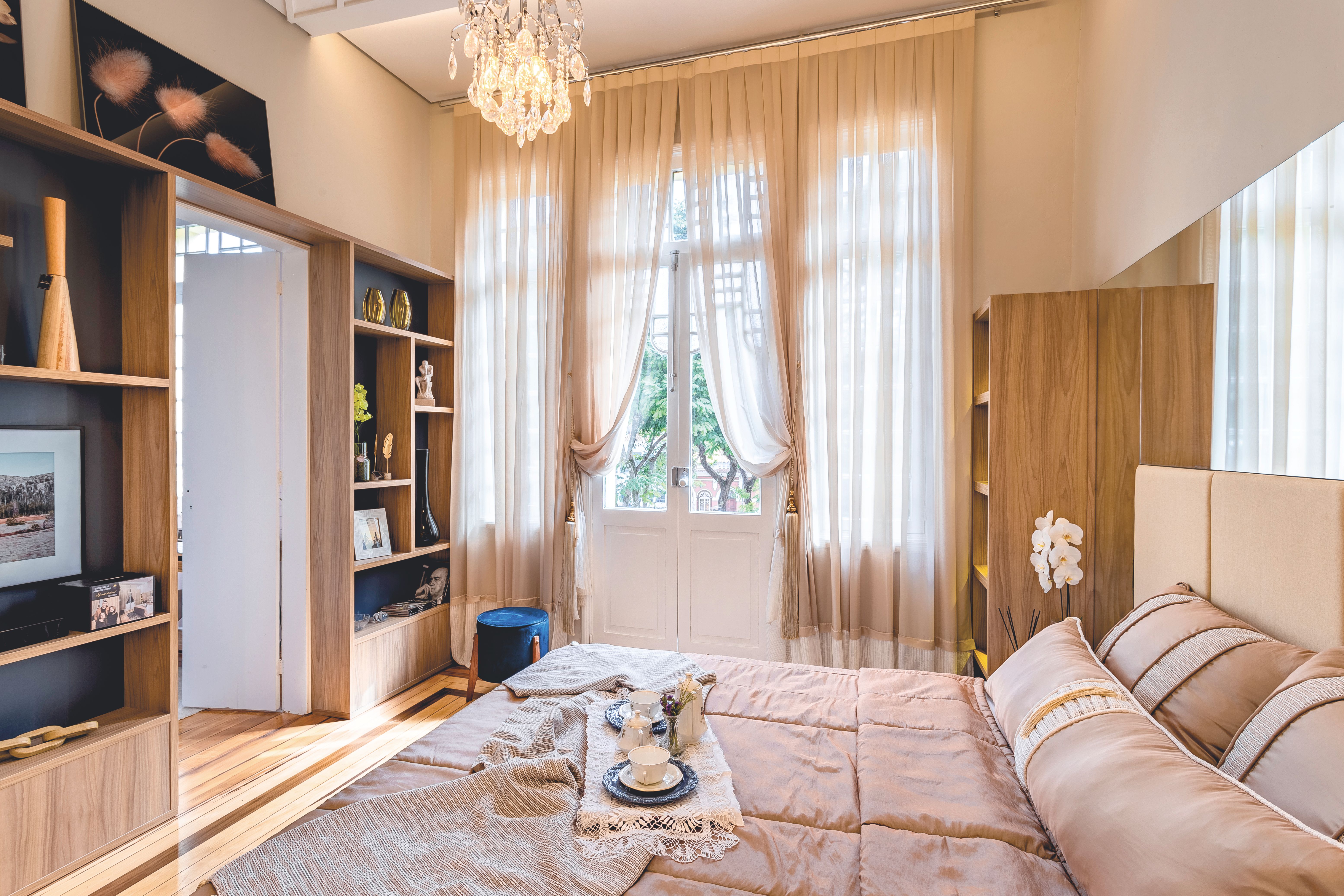 Quarto de hotel de luxo romântico com decoração elegante, iluminação suave e ambiente acolhedor para casais.
