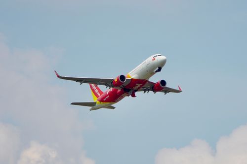 Free A commercial airplane flying high in a bright, clear sky, showcasing modern travel. Stock Photo