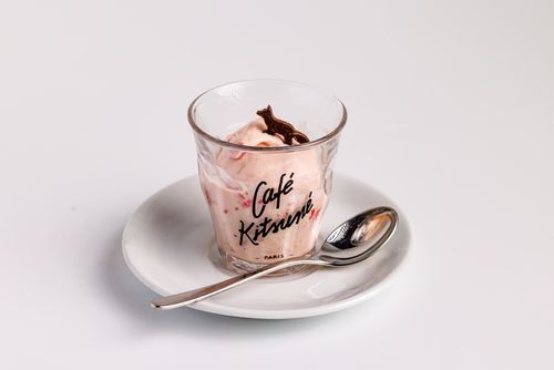 De franc Elegant copa de Cafè Kitsuné amb gelat gourmet, perfecta per als amants de les postres. Foto d'estoc