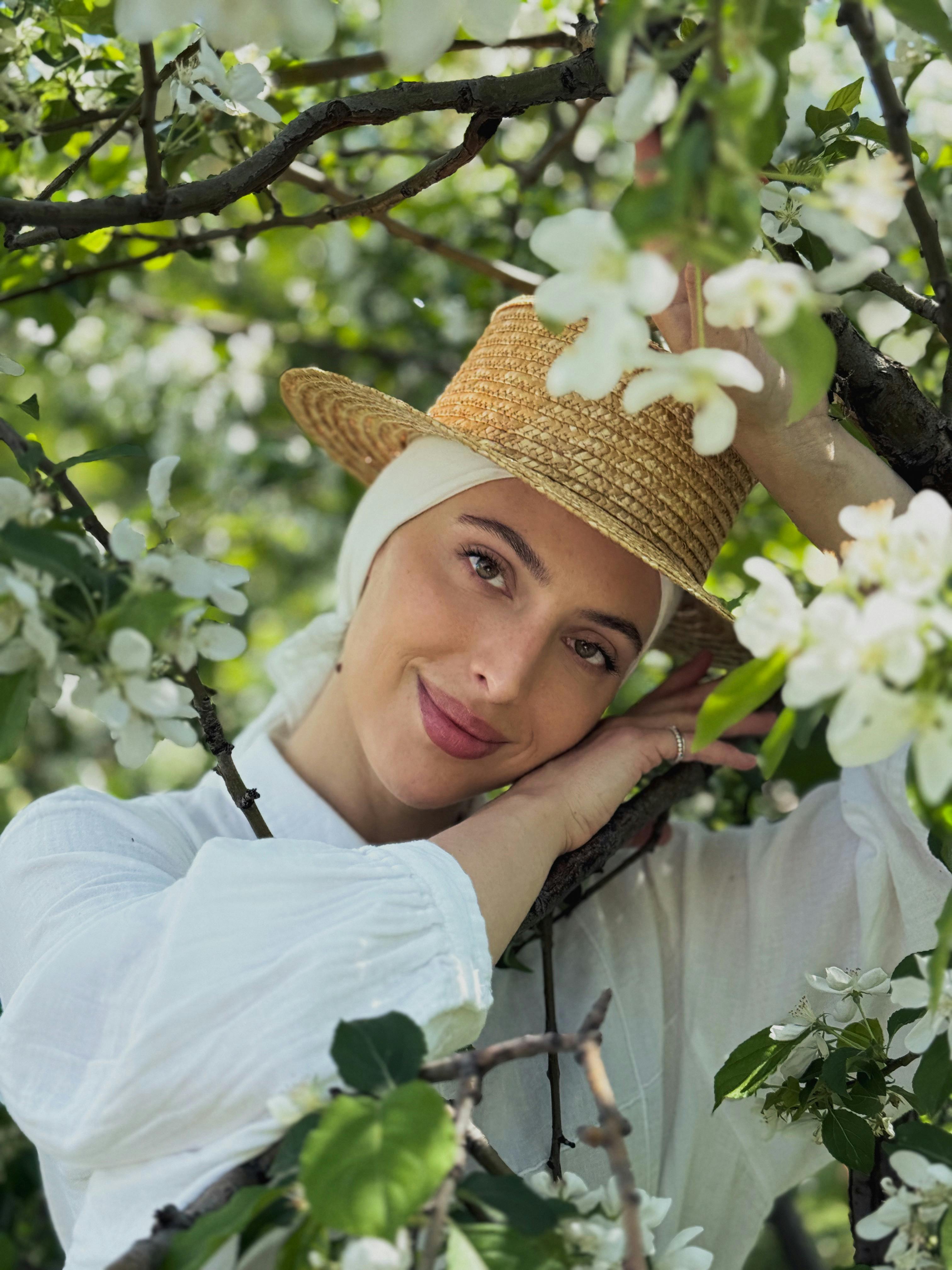 美女照片Beautiful_阳光花园里戴着草帽的微笑女人