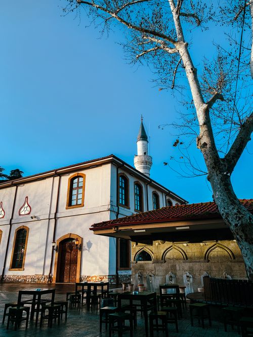 Free Tranquil mosque courtyard in Sakarya, Türkiye, featuring traditional architecture and blue sky. Stock Photo